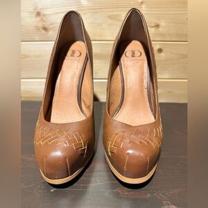 Preloved Kelsey Dagger Brooklyn Lola saddle color platform pumps size 6.5